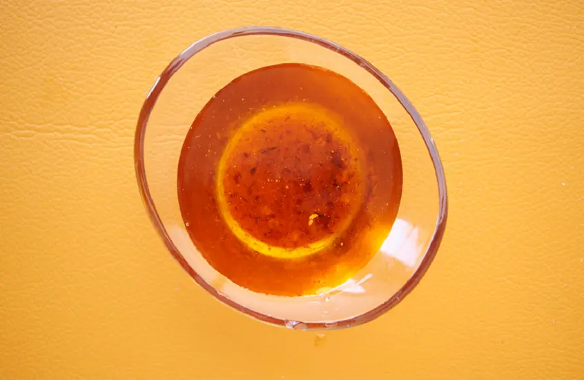 ابتكار جديد يحوّل زيوت الطهي المستعملة إلى مادة لاصقة فائقة القوة قادرة على جرّ سيارة